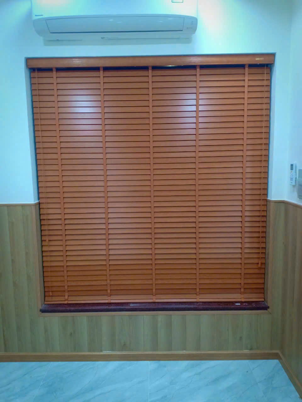 Rèm sáo gỗ màu nâu sáng cho cửa sổ