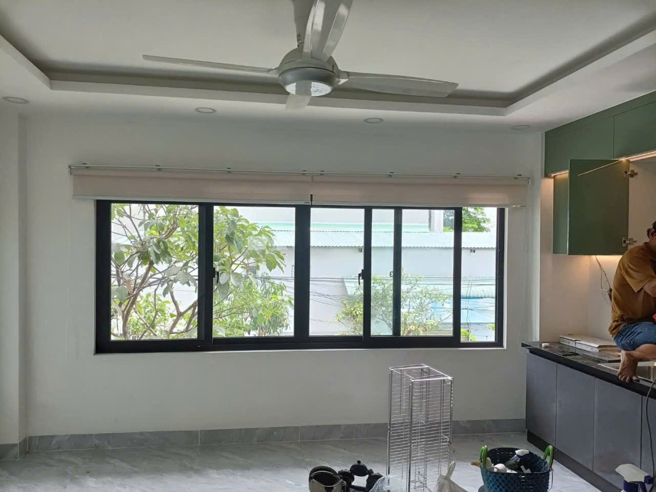 Rèm cuốn màu sáng cho cửa sổ hẹp trong căn hộ