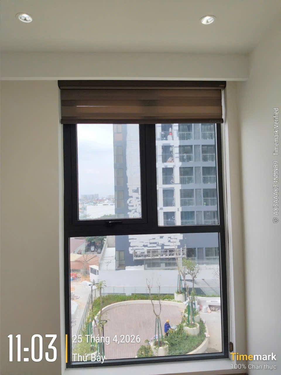 Rèm cầu vồng màu nâu lắp đặt cho cửa sổ lớn