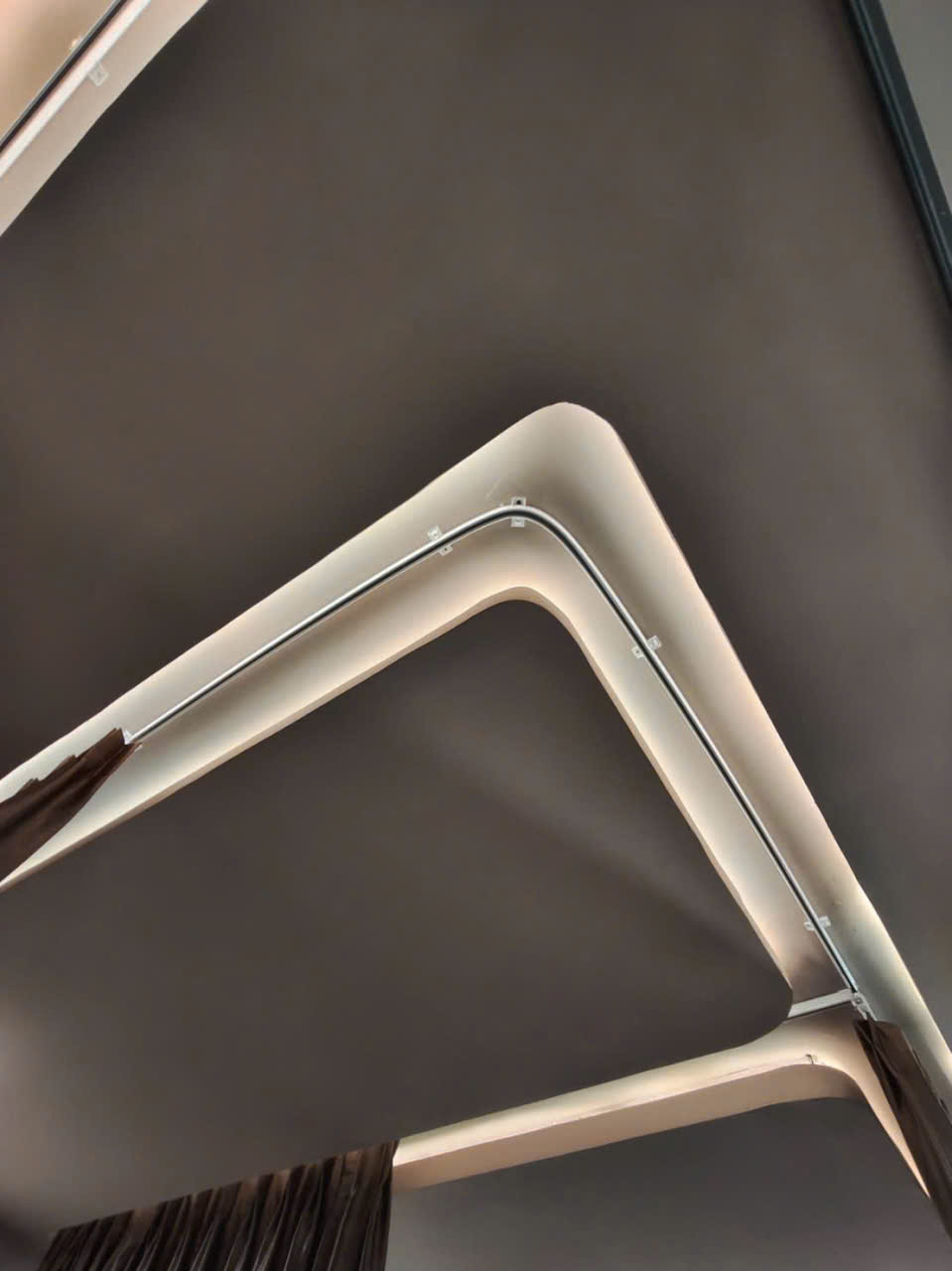 Thanh ray rèm uốn cong lắp theo hốc trần