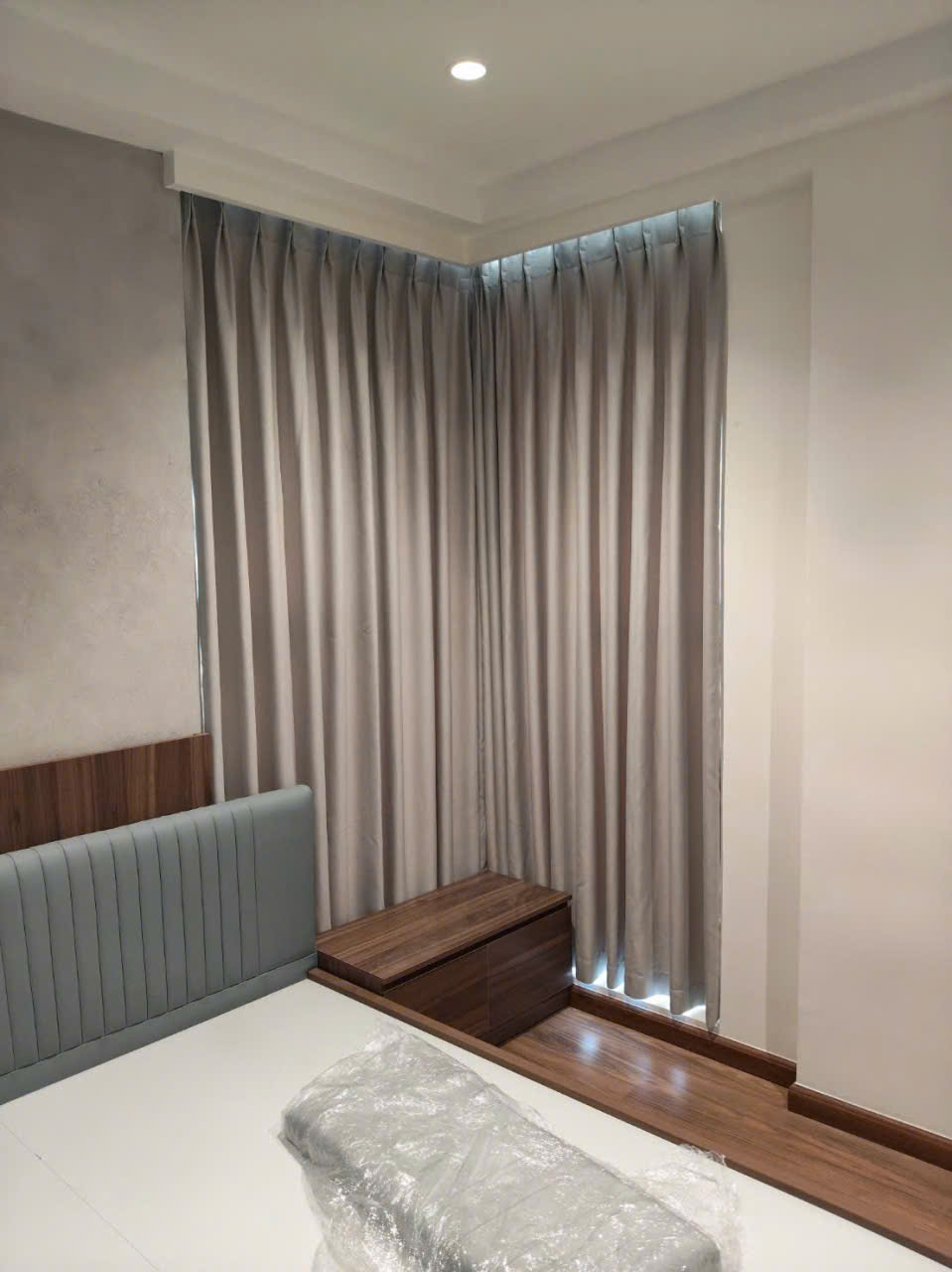 Rèm vải hiện đại lắp đặt trong phòng ngủ