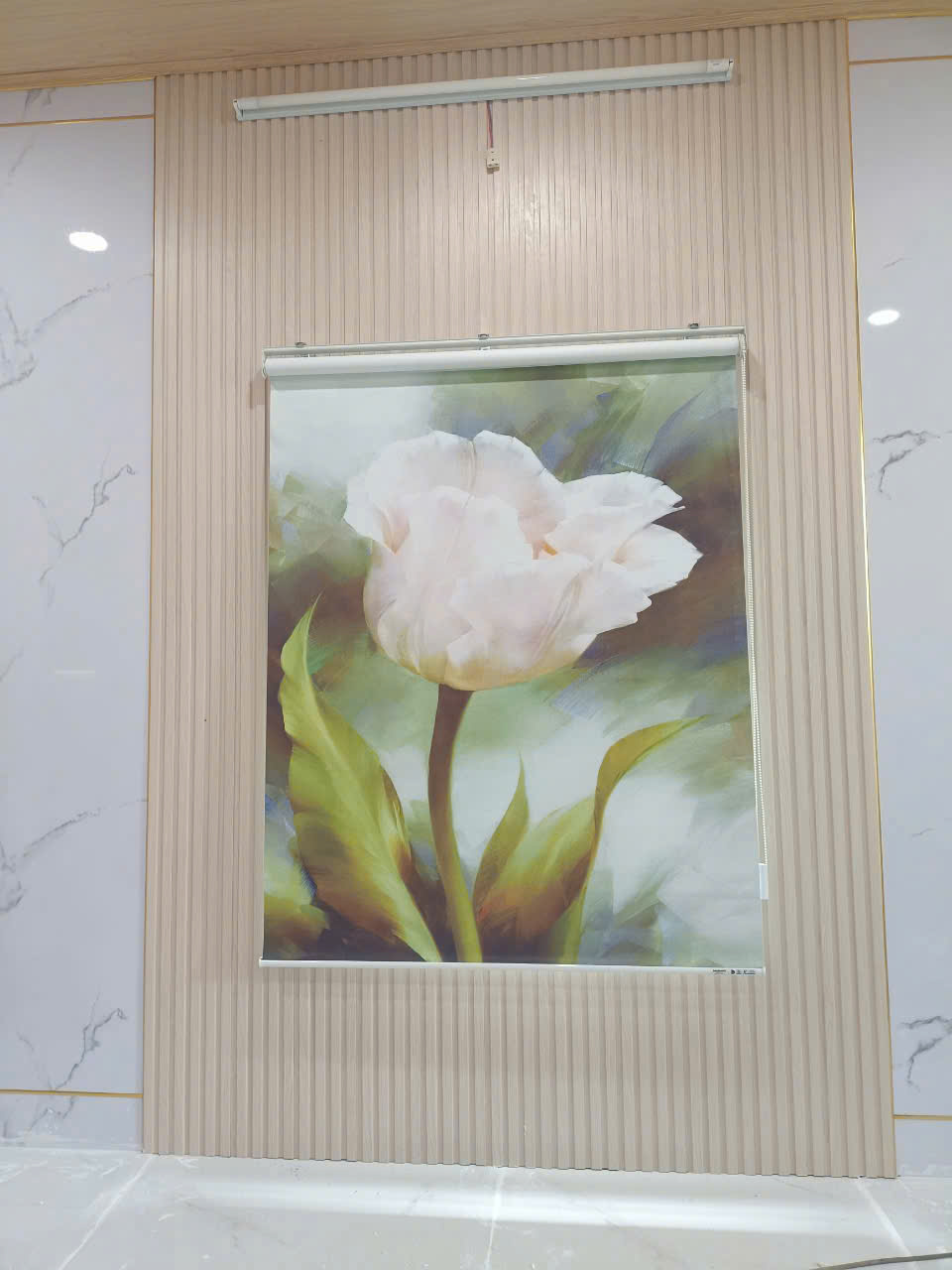 Rèm cuốn in tranh hoa tulip trang trí nội thất